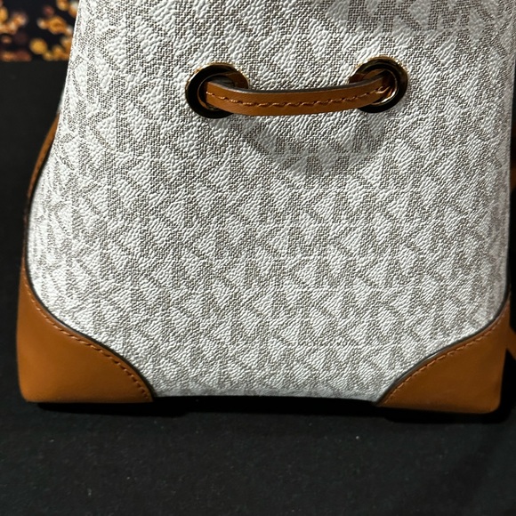 Michael Kors Mercer Gallery XS Convertible Bucket MK - Picture 8 of 11